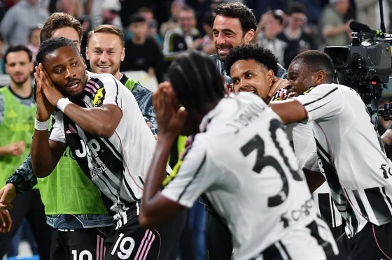 El jugador del Juventus Khephren Thuram (I) celebra con sus compañeros el 2-0 durante el partido de la Serie A que han jugado Juventus FC y Bologna FC en Turin, Italia. EFE/EPA/ALESSANDRO DI MARCO