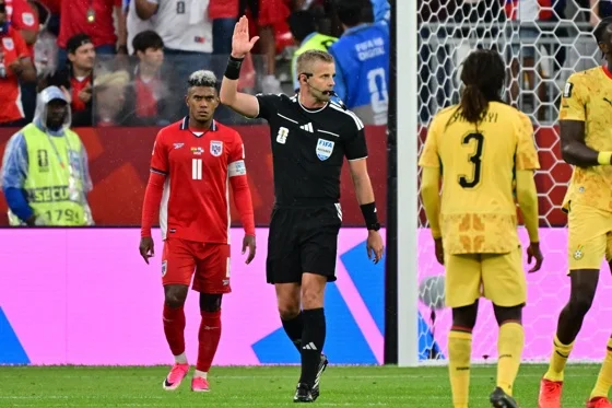El ábitro Glenn Nyberg durante el partido Ghana-Panama. EFE/EPA/EDUARDO LIMA