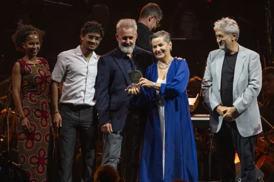 La antropóloga costarricense Christiana Figueres (2d) recibe la primera Medalla de la Tierra Jane Goodall Earth junto al astronauta canadiense Chris Hadfield (d) y a los familiares de Jane Goodall, este sábado durante el festival científico Starmus en Santa Cruz de Tenerife. EFE/Alberto Valdés