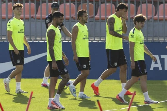 Julián Alvarez, junto a Pubill, Cuti Romero, Koke y Castillo, en un momento del entrenamiento. EFE/Sergio Perez