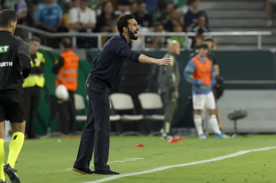 El técnico del Real Madrid, Álvaro Arbeloa, durante el encuentro correspondiente a la jornada 32 de LaLiga que disputan Real Betis y Real Madrid este viernes en el estadio de La Cartuja, en Sevilla. EFE/ Julio Muñoz.
