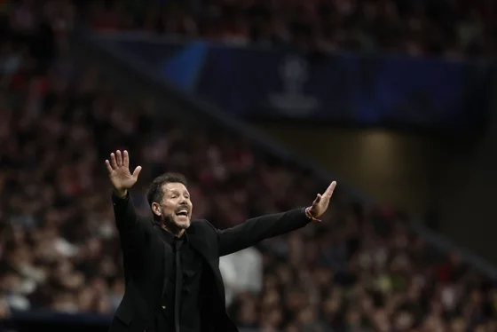 El entrenador del Atlético de Madrid Diego Simeone durante el partido de vuelta de cuartos de final de Liga de Campeones de su equipo contra el Barcelona disputan este martes en el estadio Metropolitano, en Madrid. EFE/Sergio Pérez