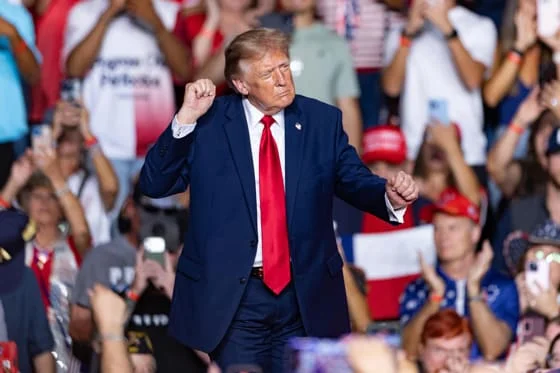 El presidente de EE.UU., Donald Trump, baila en un acto de campaña de apoyo de los candidatos republicanos el 7 de octubre de 2026. EFE/ Carlos Ramírez