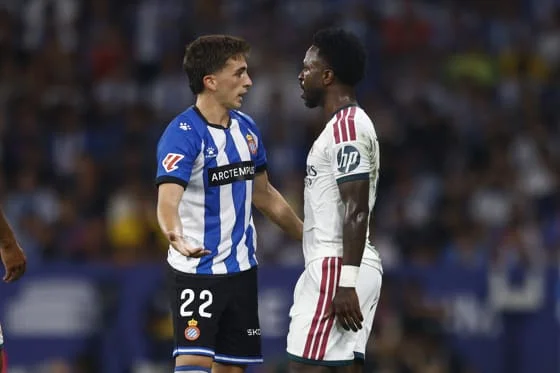 El centrocampista del Espanyol Álex Calatrava (i) conversa con Vinicius Junior, del Real Madrid, durante el partido de LaLiga de fútbol que RCD Espanyol y Real Madrid disputaron en el RCDE Stadium, en Barcelona. EFE/Quique García