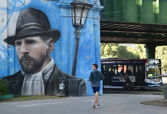 Una persona observa un mural de Lionel Messi, capitán y figura de la selección de Argentina, este miércoles en el barrio de Palermo, en Buenos Aires. EFE/ Matías Martin Campaya