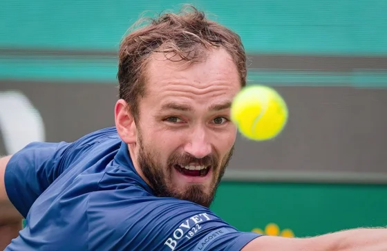 Fotografía del pasado 10 de octubre, en la que puede verse al tenista ruso Daniil Medvedev, durante un partido. EFE/ ALEX PLAVEVSKI Shanghái (China), 10/10/2026.- El ruso Daniil Medvedev durante su partido de individuales masculinos contra el alemán Jan-Lennard Struff en el torneo de tenis Másters 1000 de Shanghái, en Shanghái (China), el 10 de octubre de 2026. EFE/ALEX PLAVEVSKI
