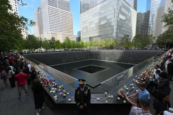 Un suboficial técnico del Ejército de los EE. UU. permanece junto a una de las piscinas reflectantes del Memorial del 11-S en el 25.º aniversario de los ataques terroristas del 11 de septiembre contra el World Trade Center, en la ciudad de Nueva York, Nueva York, EE. UU., el 11 de septiembre de 2026. EFE/ADAM GRAY / / POOL