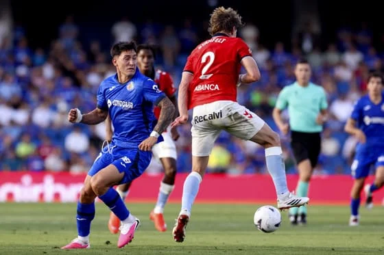 Fotografía del pasado 7 de septiembre, en la que puede verse al defensa del Celta Carl Starfelt (d), durante el partido de la jornada 4 de LaLiga EA Sports contra el Getafe CF. EFE/ Víctor Lerena