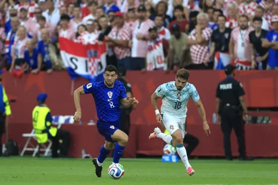 El centrocampista croata Mateo Kovacic, con el balón, el pasado 2 de julio, durante el partido que disputó con sus selección frente a Portugal. EFE/ Bienvenido Velasco