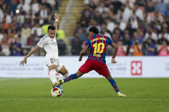 El delantero francés del Real Madrid, Kylian Mbappé, intenta superar al delantero del FC Barcelona, Lamine Yamal, durante el encuentro de la final de la Supercopa de España disputado el pasado 11 de enero de 2026 en Yeda (Arabia Saudí). EFE/ Kai Försterling