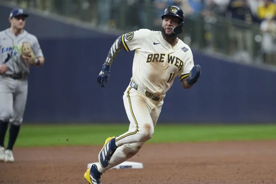 El jardinero izquierdo de los Cerveceros de Milwaukee, el venezolano Jackson Chourio, avanza a tercera base durante el Juego 1 de la Serie Mundial de las Grandes Ligas de Béisbol (MLB). EFE/EPA/ROSS HARRIED