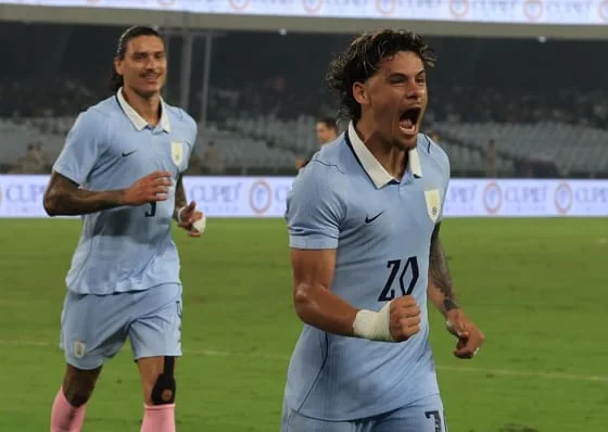 El uruguayo Maximiliano Araújo (d) celebra tras marcar un gol durante el partido amistoso de fútbol internacional entre India y Uruguay en el Salt Lake Stadium de Calcuta (India). EFE/PIYAL ADHIKARY