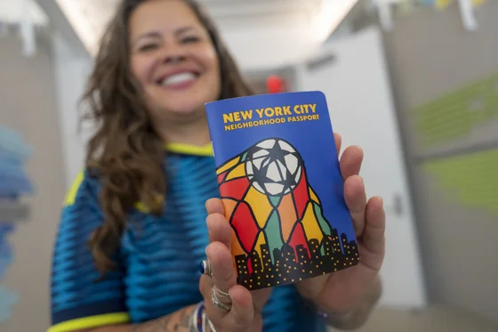 Nathalia Aristizabal de la organización comunitaria Make the Road New York muestra el 'World Cup 26 NYC Neighborhood Passport', una iniciativa destinada a acercar a turistas y residentes a los barrios de la ciudad durante la Copa Mundial de Fútbol de 2026, este martes, en Nueva York (Estados Unidos). EFE/ Angel Colmenares