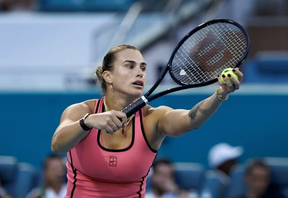 Aryna Sabalenka de Bielorrusia se prepara para sacar contra Hailey Baptiste de EE.UU. durante su partido de cuartos de final del Abierto de Miami 2026. EFE/EPA/CRISTOBAL HERRERA-ULASHKEVICH