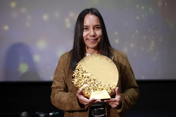 La jugadora del Pachuca Charlyn Corral posa durante una rueda de prensa luego de obtener el galardón del Balón de Oro a la mejor delantera del 2026, este jueves en Pachuca (México). EFE/David Martínez Pelcastre
