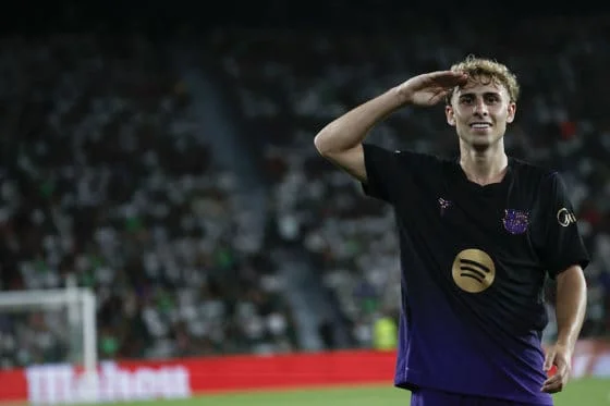 El centrocampista del Barcelona Fermín López celebra tras marcar el 0-4, durante el partido de LaLiga de fútbol que Elche CF y FC Barcelona disputaron en el estadio Martínez Valero. EFE/Manuel Bruque
