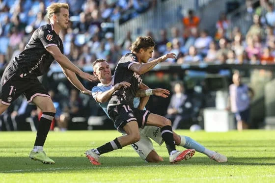 El jugador del Celta de Vigo Ferrán Jutglà, durante el partido de la jornada 9 de LaLiga entre el Celta de Vigo y el Alavés, este domingo en el Estadio Abanca-Balaídos.- EFE/ Salvador Sas