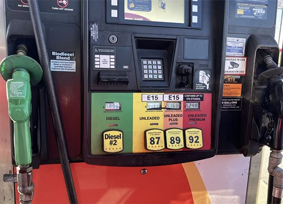 Una bomba de gasolina en Indianápolis muestra precios por encima de $4 por galón el martes 7 de abril de 2026. (Foto de Niki Kelly/Indiana Capital Chronicle)