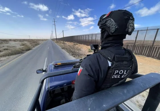 Un integrante de la policía estatal durante un operativo en la frontera en Ciudad Juárez (México). Fotografía de archivo. EFE/ Luis Torres