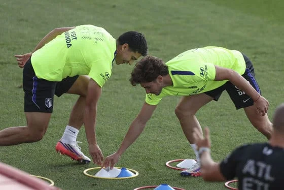 Julián Álvarez (d), junto al mexicano Obed Vargas, durante el entrenamiento de este sábado. EFE/ Kiko Huesca