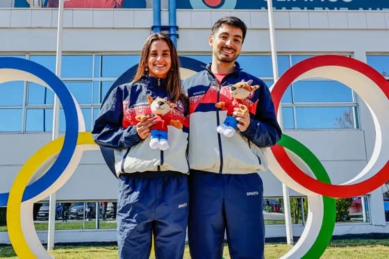 La jugadora de hockey Manuela Urroz y el patinador Emanuelle Silva fueron proclamados este lunes como los abanderados de la delegación chilena en los XIII Juegos Suramericanos de la ciudad argentina de Santa Fe. EFE / Prensa Team Chile /SOLO USO EDITORIAL/ (CRÉDITO OBLIGATORIO)