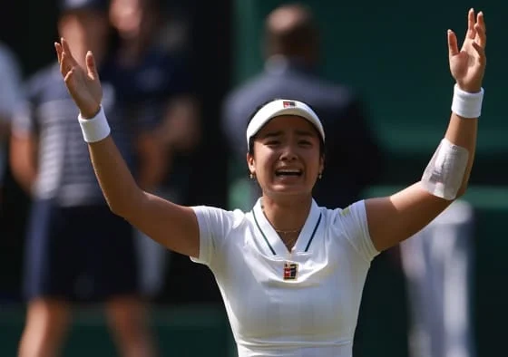 La filipina Alexandra Eala celebra la victoria ante la polaca Iga Swiatek en tercera ronda de Wimbledon en, Londres, Reino Unido. EFE/EPA/NEIL HALL