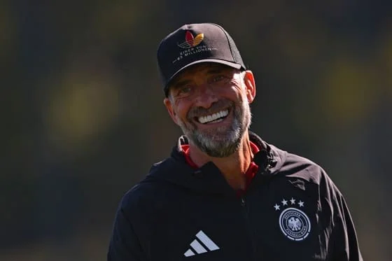 El seleccionador de fútbol de Alemania, Juergen Klopp, durante el entrenamiento de este miércoles en Herzogenaurach, previo al partido de Liga de Naciones contra Países Bajos. EFE/ ANNA SZILAGYI