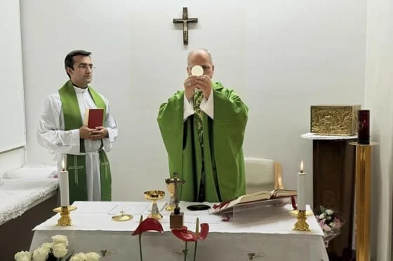El papa León XIV celebrando misa en la sala habilitada en la décima planta del Policlínico Gemelli de Roma, Italia, el 16 de octubre de 2026. EFE/EPA/VATICAN MEDIA PRESS OFFICE