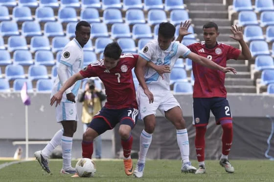 Omar Bolaños (d) de Guatemala disputa el balón con Gabriel Sibaja de Costa Rica este viernes, en un partido del Campeonato Sub-20 de la Concacaf entre Guatemala y Costa Rica en el estadio Cuauhtémoc en Puebla (México). EFE/ Hilda Ríos