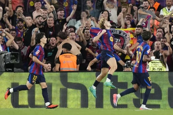 El centrocampista del Barcelona Fermín (2d) celebra tras anotar el 2-0 para su equipo durante el partido de la primera jornada de LaLiga que FC Barcelona y Athletic Club de Bilbao disputan este jueves en el Camp Nou. EFE/Enric Fontcuberta