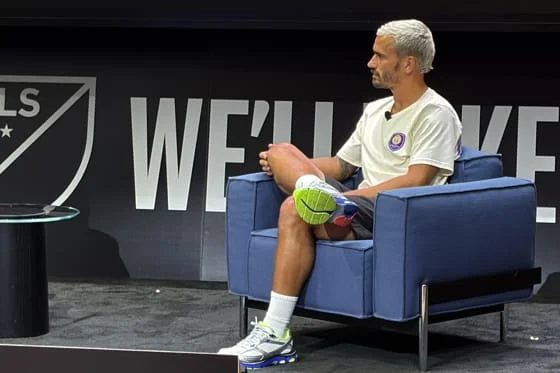 El futbolista francés Antoine Griezmann habla durante un panel organizado por la Major League Soccer (MLS) este jueves, en Nueva York (Estados Unidos). EFE/ Jan Téllez Asensio