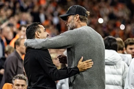 Los seleccionadores de Países Bajos, Xavi Hernández, y Jürgen Klopp, de Alemania, durante el partido de la UEFA Nations League que han jugado Países Bajos-Alemania en el Johan Cruijff Arena, de Países Bajos. EFE/EPA/KOEN VAN WEEL