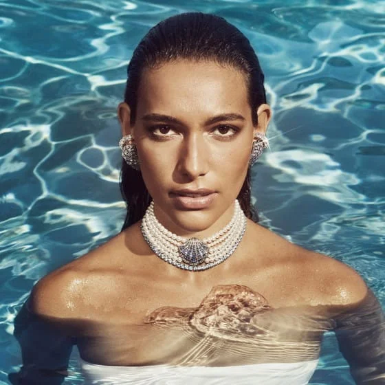 Corales, estrellas de mar, conchas y caracolas, los accesorios de inspiración marina que más nos recuerdan a la infancia, se cuelan en el diseño de accesorios. Imagen cedida por Swarovski. SOLO USO EDITORIAL
