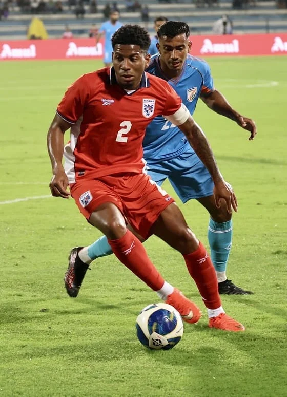 César Blackman, de Panamá (adelante), disputa un balón con Muhammed Aashiqui Kuruniyan, de India, durante un partido amistoso internacional entre India y Panamá en Bangalore (India). EFE/JAGADEESH NV