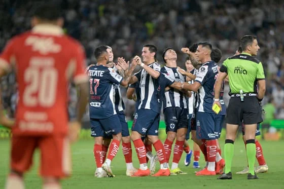 Jugadores de Monterrey celebran este sábado la goleada sobre Juárez por 6-1 que ha encumbrado a Monterrey al liderato del torneo Apertura mexicano. EFE/ Miguel Sierra