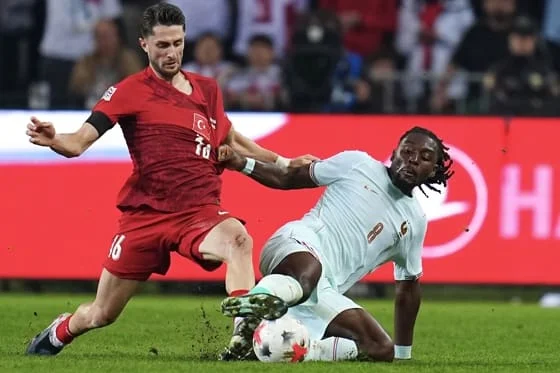 El inicio de una nueva era de Francia, con Zinedine Zidane en el banquillo como nuevo seleccionador, comenzó con una victoria, laboriosa, trabajada, ante Turquía (0-1) y con una preocupante lesión de su goleador y capitán, Kylian Mbappe. EFE/EPA/STRINGER
