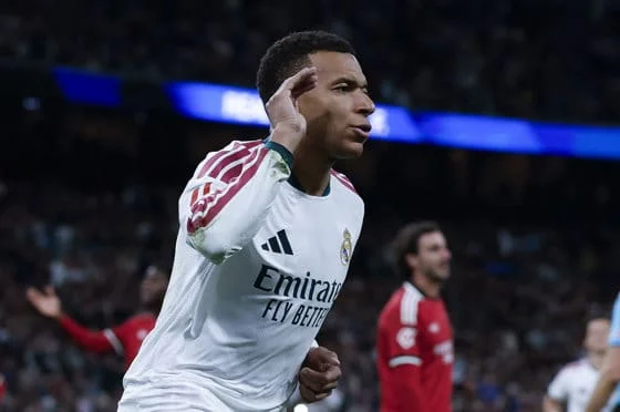 El delantero francés del Real Madrid Kylian Mbappé celebra su segundo gol durante el partido de la jornada 9 de LaLiga entre el Real Madrid y el Sevilla FC, este domingo en el estadio Santiago Bernabéu. EFE/J.J.Guillén