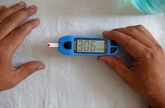 En la imagen de archivo, un funcionario de salud verifica el nivel de azúcar de una persona durante una jornada gratuita de concienciación sobre la diabetes, con motivo del Día Mundial de la Diabetes, en Bangalore, la India.EFE/EPA/JAGADEESH NV
