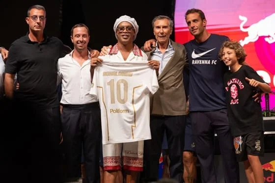 Ronaldo de Assis Moreira 'Ronaldinho' posa con la camiseta del Ravenna durante el acto de presentación. EFE/EPA/FABRIZIO ZANI/PASQUALE BOVE