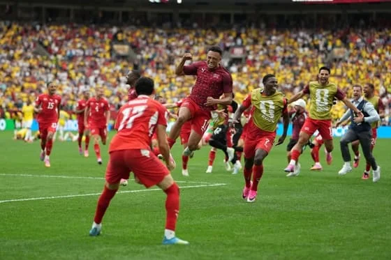Ruben Vargas, de Suiza (C), celebra haber marcado el penalti decisivo junto a sus compañeros tras la tanda de penaltis del partido del Mundial de la FIFA 2026. EFE/EPA/BOB FRID