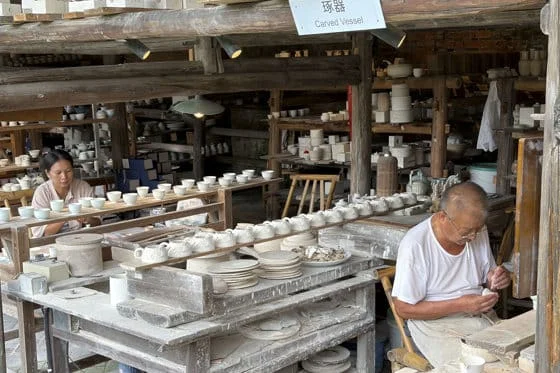Mucho antes de llegar a las mesas de nobles o cruzar los océanos en manos de mercaderes, la porcelana china nacía primero en Jingdezhen, una ciudad del este de China donde los hornos aún no se han apagado, continuando una tradición de más de 1.000 años de historia. En las montañas que rodean esta urbe -pequeña para los estándares chinos, pero con más de un millón y medio de habitantes- está el yacimiento que dio nombre al caolín: la arcilla que, sumada a la piedra de porcelana, permitió perfeccionar la técnica y convertir un pueblo alfarero en capital industrial de este material. EFE/ Irene Morante