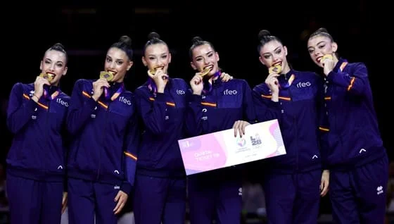 El conjunto español de gimnasia rítmica se ha proclamado este sábado campeón del mundo en el concurso completo en Fráncfort (Alemania) y sella el billete directo para los Juegos Olímpicos de Los Ángeles 2028. EFE/EPA/RONALD WITTEK