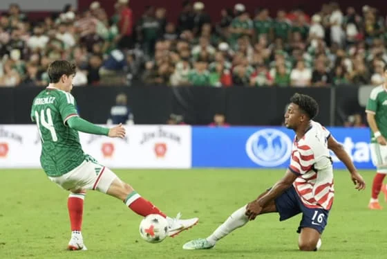 Alex Freeman (d), de Estados Unidos, disputa el balón con Armando González, de México, en un partido Amistoso entre Estados Unidos y México en el estadio State Farm en Glendale (Estados Unidos). EFE/ Ómar Alonso