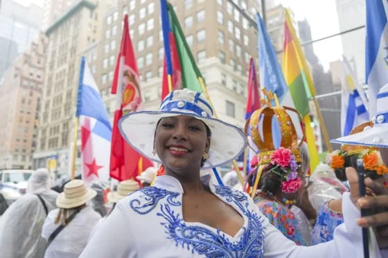 Una mujer participa en el Desfile de la Hispanidad este domingo en Nueva York (EE.UU.). EFE/ Angel Colmenares