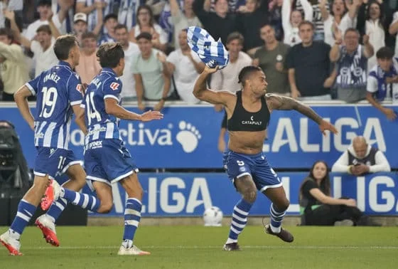 El delantero del Alavés Mariano Díaz celebra tras conseguir el 2-0 durante la primera jornada de LaLiga que Deportivo Alavés y Getade CF disputan hoy sábado en el estadio de Mendizorroza, en Vitoria. EFE/ L. Rico