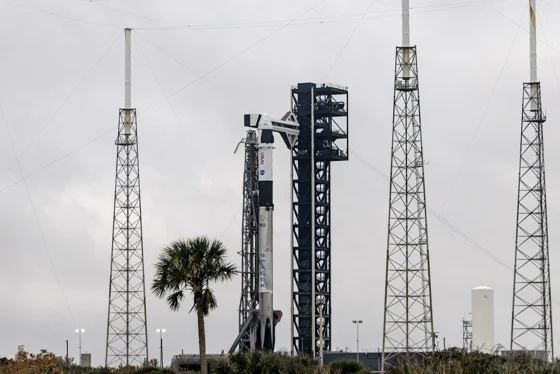 Fotografía de archivo la nave Dragon de SpaceX en un cohete Falcon 9 Block 5 rocket con una tripulación de la NASA en la estación de cabo Canaveral, en Florisa (Estados Unidos). EFE/EPA/CRISTOBAL HERRERA-ULASHKEVICH