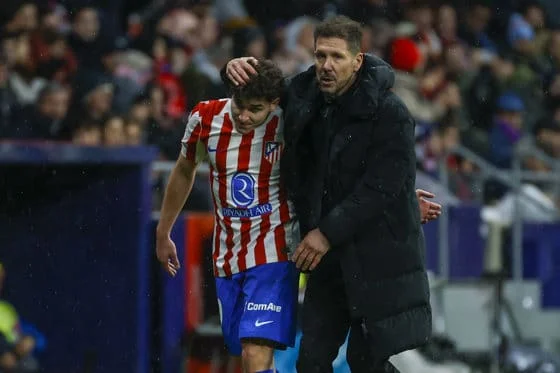 El entrenador del Atlético de Madrid Diego Simeone (d) felicita a Julián Álvarez durante el partido de ida de la semifinales de la pasada Copa del Rey contra el FC Barcelona. EFE/Juanjo Martín