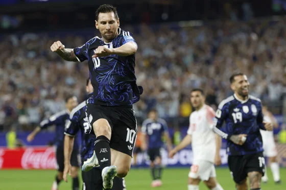 Fotografía del 27 de junio de 2026 en la que se observa a Lionel Messi, de Argentina, al celebrar un gol durante un partido del grupo F del Mundial de la FIFA 2026 entre Jordania y Argentina en el estadio AT&T en Dallas (EE.UU.). EFE/Mariscal