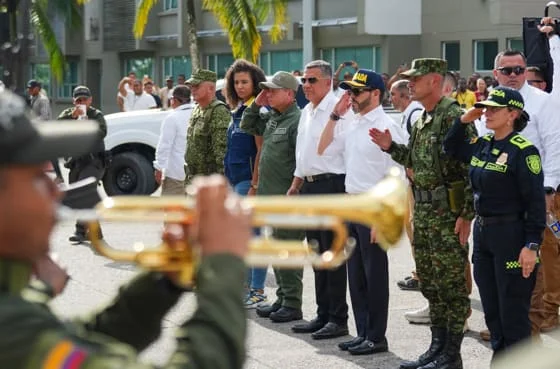 El presidente de Colombia, Abelardo de la Espriella (3-d), asiste junto al ministro de Defensa, Jorge Eduardo Mora López (4-d), y la gobernadora de Chocó, Nubia Carolina Córdoba (2-i), en un puesto de mando unificado por el terremoto de magnitud 7,4 que sacudió al país este lunes, en Quibdó (Colombia). EFE/Jean Arriaga