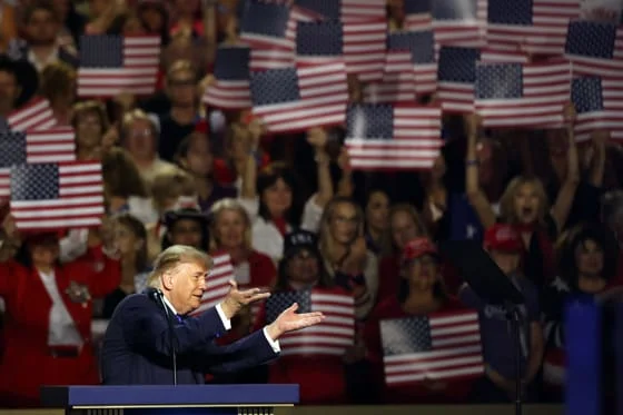 El presidente de los Estados Unidos, Donald Trump, pronuncia un discurso en la convención del Partido Republicano este, en Dallas (Estados Unidos). EFE/ Carlos Ramírez
